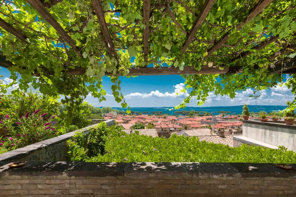 Uno scorcio di giardino nella campagna intorno al lago di Bolsena