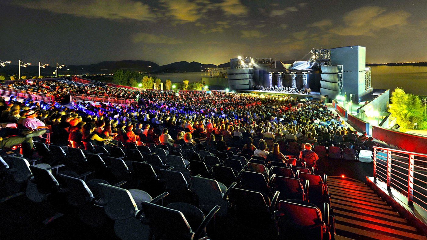 Il Festival Puccini a Torre del Lago di notte